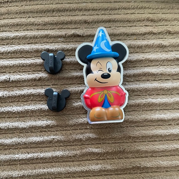 3D Mickey pin with Sorcer hat - Picture 1 of 2